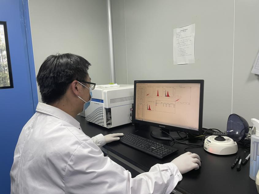 共克时艰—抗疫中坚守岗位的-奋斗者
